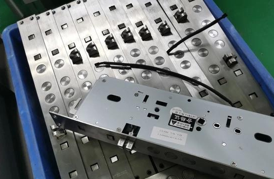 智能门锁的组装过程如何是自动化?真正做到用机器人代替人工